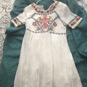 White embroidered dress! Has pockets!!